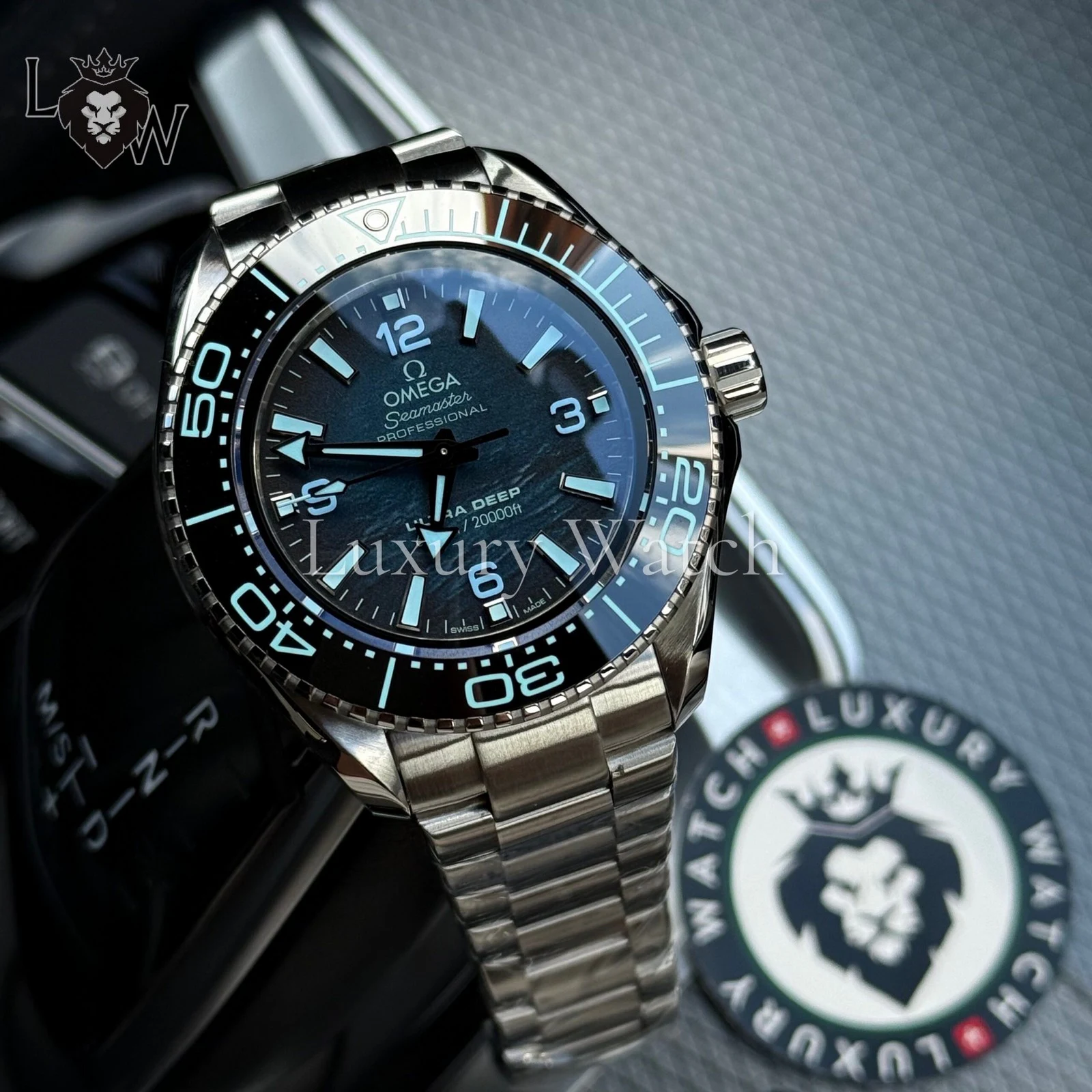 Изображение к статье: Omega Speedmaster vs Rolex Daytona