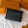 Копия сумки Louis Vuitton Pochette Voyage Souple M82543 — фото товара LuxuryWatch