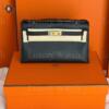 Копия сумки женская Hermès Kelly Pochette Swift Noir Gold Hardware — фото товара LuxuryWatch