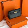 Копия сумки женская Hermès Kelly Pochette Swift Noir Gold Hardware — фото товара LuxuryWatch